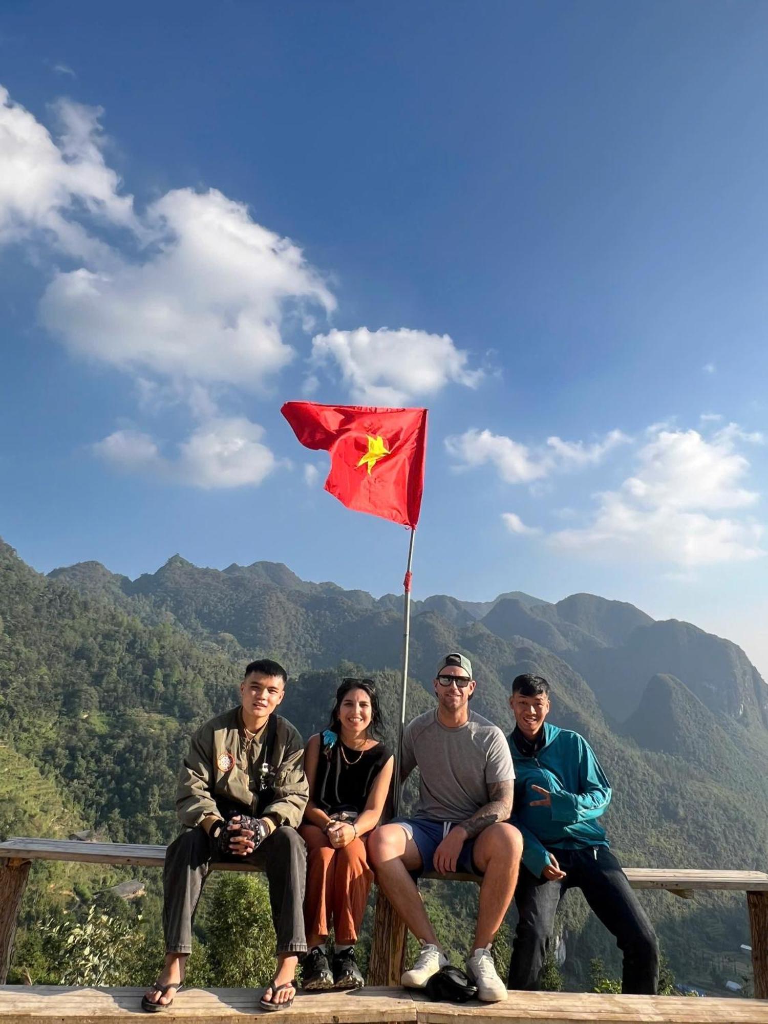 Hg Hostel Provide Tours & Motorbikes Ha Giang Extérieur photo